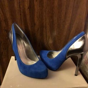 BCBGENERATION SUEDE PLATFORM PUMPS